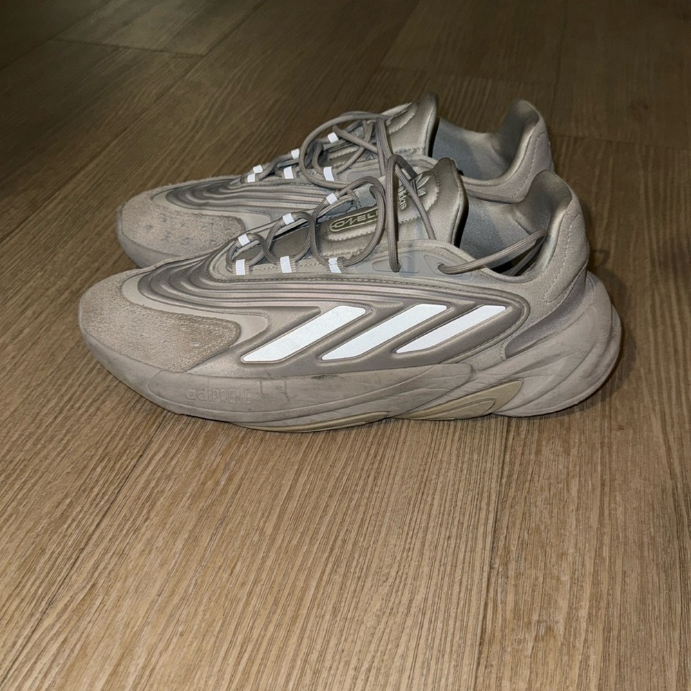 Adidas Ozelia Size 9